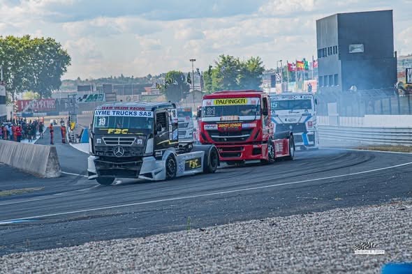 Albi 2026 — Peloton de camions de course en piste sur le circuit d'Albi, emmené par le camion Mercedes-Benz numéro 19.